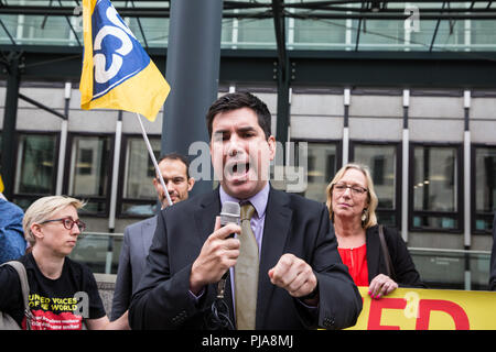 London, Großbritannien. 5. September 2018. Shadow Justiz Generalsekretär Richard Burgon Adressen Mitglieder und Unterstützer von lokalen Gewerkschaft United Voices der Welt (Uvw) und die BEIS (outsourcing Ministerium für Wirtschaft, Energie und industrielle Strategie) Filiale der Öffentlichen & Commercial Services (PCS) Gewerkschaft außerhalb BEIS zur Unterstützung der industriellen Aktion für ein Ende und einen existenzsichernden Lohn durch die räumer (Bundesministerium der Justiz) und Security Personal Expositionsindizes (BEI). Credit: Mark Kerrison/Alamy leben Nachrichten Stockfoto