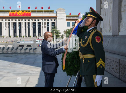 Peking, China. 5. Sep 2018. Premierminister von Lesotho Thomas Thabane einen Kranz am Denkmal legt zu der Helden auf dem Tian'anmen-Platz in Peking, der Hauptstadt von China, Sept. 5, 2018. Credit: zhai Jianlan/Xinhua/Alamy leben Nachrichten Stockfoto