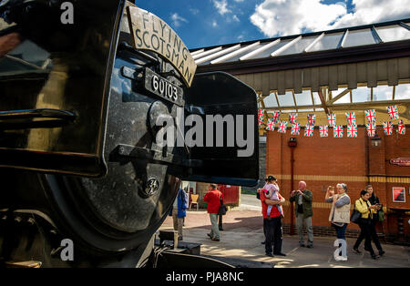 Bury, Großbritannien. 5. September 2018. Die kultigen Flying Scotsman Dampflokomotive kehrt in den East Lancashire Railway, Bury, Greater Manchester, für eine Reihe von läuft diese Woche. Der Motor wurde in der Stadt restauriert und seinen ersten Trail führt statt nach der Restaurierung. Passagiere in Bolton Street Station, da der Zug für den nächsten Zielort ankommt. Bild von Paul Heyes, Mittwoch, September 05, 2018. Credit: Paul Heyes/Alamy leben Nachrichten Stockfoto