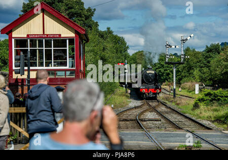 Bury, Großbritannien. 5. September 2018. Die kultigen Flying Scotsman Dampflokomotive kehrt in den East Lancashire Railway, Bury, Greater Manchester, für eine Reihe von läuft diese Woche. Der Motor wurde in der Stadt restauriert und seinen ersten Trail führt statt nach der Restaurierung. Der Zug fährt durch den Bahnhof an ramsbottom. Bild von Paul Heyes, Mittwoch, September 05, 2018. Credit: Paul Heyes/Alamy leben Nachrichten Stockfoto