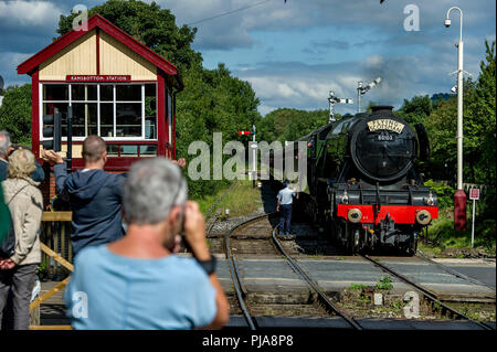 Bury, Großbritannien. 5. September 2018. Die kultigen Flying Scotsman Dampflokomotive kehrt in den East Lancashire Railway, Bury, Greater Manchester, für eine Reihe von läuft diese Woche. Der Motor wurde in der Stadt restauriert und seinen ersten Trail führt statt nach der Restaurierung. Der Zug fährt durch den Bahnhof an ramsbottom. Bild von Paul Heyes, Mittwoch, September 05, 2018. Credit: Paul Heyes/Alamy leben Nachrichten Stockfoto