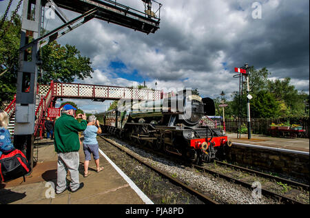 Bury, Großbritannien. 5. September 2018. Die kultigen Flying Scotsman Dampflokomotive kehrt in den East Lancashire Railway, Bury, Greater Manchester, für eine Reihe von läuft diese Woche. Der Motor wurde in der Stadt restauriert und seinen ersten Trail führt statt nach der Restaurierung. Der Zug fährt durch den Bahnhof an ramsbottom. Bild von Paul Heyes, Mittwoch, September 05, 2018. Credit: Paul Heyes/Alamy leben Nachrichten Stockfoto