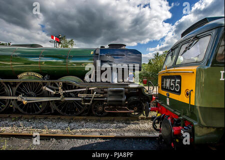 Bury, Großbritannien. 5. September 2018. Die kultigen Flying Scotsman Dampflokomotive kehrt in den East Lancashire Railway, Bury, Greater Manchester, für eine Reihe von läuft diese Woche. Der Motor wurde in der Stadt restauriert und seinen ersten Trail führt statt nach der Restaurierung. Der Zug fährt durch den Bahnhof an ramsbottom. Bild von Paul Heyes, Mittwoch, September 05, 2018. Credit: Paul Heyes/Alamy leben Nachrichten Stockfoto