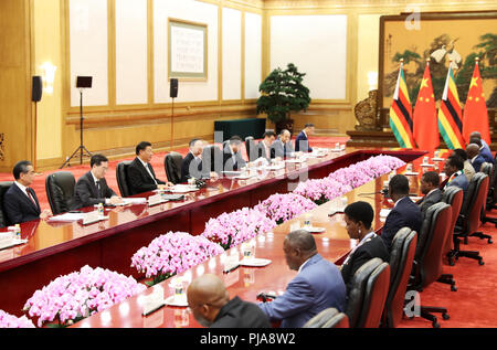 Peking, China. 5. Sep 2018. Der chinesische Präsident Xi Jinping trifft sich mit Simbabwes Präsident Emmerson Mnangagwa in der Großen Halle des Volkes in Peking, der Hauptstadt von China, Sept. 5, 2018. Credit: Huang Jingwen/Xinhua/Alamy leben Nachrichten Stockfoto