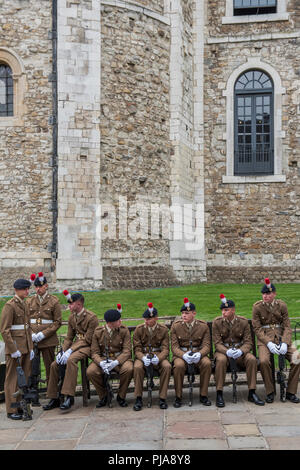 London, Großbritannien. 5. September 2018. Warten bis im Tower von London - Die königliche Regiment von Füsilieren, üben ihre Rechte durch die Square Mile als einer der Stadt London privilegierten Regimenter bis März ihr 50-jähriges Jubiläum zu feiern. d von Aust Credit: Guy Bell/Alamy leben Nachrichten Stockfoto