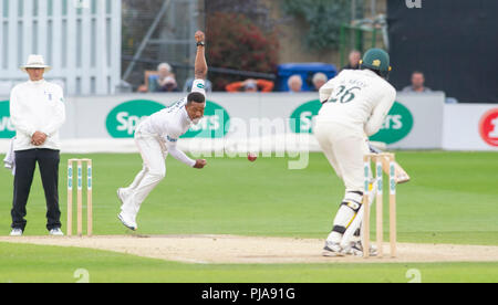 Hove Großbritannien 5. September 2018 - Sussex bowler Chris Jordan in Aktion gegen Leicestershire am zweiten Tag der Specsavers County Championship Division zwei Cricket Match an der 1. zentralen County Boden in Hove: Simon Dack/Alamy leben Nachrichten Stockfoto