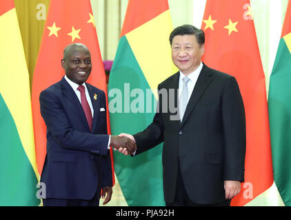 (180905)-BEIJING, Sept. 5, 2018 (Xinhua) - der chinesische Präsident Xi Jinping (R) trifft sich mit der Fischereizone Guinea-Bissaus Präsident Jose Mario Vaz in der Großen Halle des Volkes in Peking, der Hauptstadt von China, Sept. 5, 2018. (Xinhua / Huang Jingwen) (mcg) Stockfoto