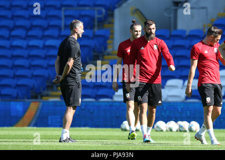 Cardiff, Großbritannien. 5. September 2018. Wales manager Ryan Giggs (l) sieht bei Joe Ledley und Gareth Bale von Wales Wales Fußball-Gruppe während der Ausbildung an der Cardiff City Stadium in Cardiff, South Wales am Mittwoch, 5. September 2018. Das Team bereitet sich auf ihre internationalen Match gegen die Republik Irland morgen. pic von Andrew Obstgarten/Alamy leben Nachrichten Stockfoto