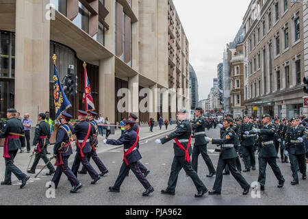 Kanadische Soldaten marschieren Cannon Street - Die königliche Regiment von Füsilieren, üben ihre Rechte durch die Square Mile als einer der Stadt London privilegierten Regimenter bis März ihr 50-jähriges Jubiläum zu feiern. Dies beinhaltet das Recht, durch die Stadt London bis März mit Trommeln schlagen, Farben Fliegen und Bajonette in einer Parade von der Tower von London an der Guildhall behoben. Über 500 dienen und pensionierter Mitarbeiter sind Teil mit Unterstützung von verbundenen Regimenter des Regiments in Kanada (Royal Canadian Regiment, die Lorne Schotten und Royal Westminster Regiment) und von Stockfoto