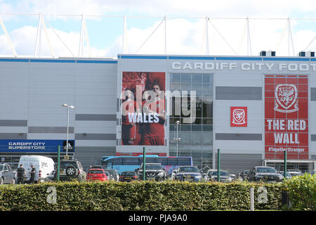 Cardiff, Großbritannien. 5. September 2018. Eine allgemeine Ansicht außerhalb des Cardiff City Stadium, mit neuen Wales Branding und Lackierung vor der Wales Fußball-Gruppe Ausbildung an der Cardiff City Stadium in Cardiff, South Wales am Mittwoch, 5. September 2018. Das Team die Vorbereitung für Ihre internationalen Match gegen die Republik Irland morgen sind. pic von Andrew Obstgarten/Alamy leben Nachrichten Stockfoto