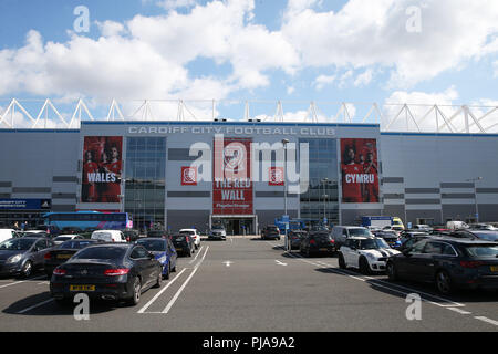 Cardiff, Großbritannien. 5. September 2018. Eine allgemeine Ansicht außerhalb des Cardiff City Stadium, mit neuen Wales Branding und Lackierung vor der Wales Fußball-Gruppe Ausbildung an der Cardiff City Stadium in Cardiff, South Wales am Mittwoch, 5. September 2018. Das Team die Vorbereitung für Ihre internationalen Match gegen die Republik Irland morgen sind. pic von Andrew Obstgarten/Alamy leben Nachrichten Stockfoto