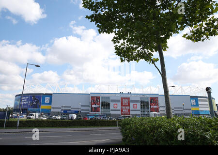 Cardiff, Großbritannien. 5. September 2018. Eine allgemeine Ansicht außerhalb des Cardiff City Stadium, mit neuen Wales Branding und Lackierung vor der Wales Fußball-Gruppe Ausbildung an der Cardiff City Stadium in Cardiff, South Wales am Mittwoch, 5. September 2018. Das Team die Vorbereitung für Ihre internationalen Match gegen die Republik Irland morgen sind. pic von Andrew Obstgarten/Alamy leben Nachrichten Stockfoto