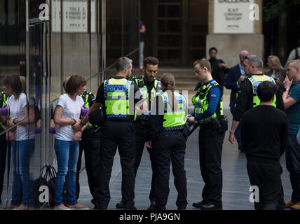 London, UK, 5. September 2018, eine weibliche Verdächtige wurde gejagt und dann gesucht außerhalb Southwark Crown Court in London Metropolitan Police Officers. Credit: Keith Larby/Alamy leben Nachrichten Stockfoto