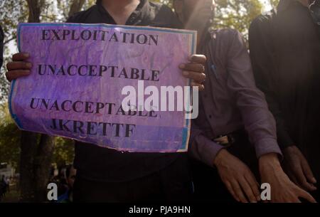 Srinadar, Kaschmir, Indien. 5. Sep 2018. Kaschmir Regierung Lehrer Protest über die Umsetzung des 7 zahlen Kommission und Freigabe der ausstehenden Gehälter am Internationalen Lehrer Tag in Lal Chowk Bereich von Srinagar, Kashmir Indian-Administered - am Mittwoch, 5. September 2018. Indische Polizei verwendet lila gefärbt Wasserwerfer und Zuckerrohr kostenlos zu verteilen und Demonstranten festzunehmen. (Bild: © sanna Irshad MattooZUMA Draht) Stockfoto