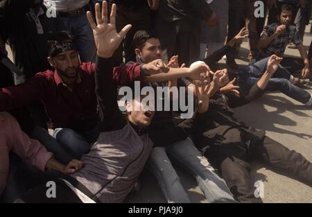 Srinadar, Kaschmir, Indien. 5. Sep 2018. Kaschmir Regierung Lehrer Protest über die Umsetzung des 7 zahlen Kommission und Freigabe der ausstehenden Gehälter am Internationalen Lehrer Tag in Lal Chowk Bereich von Srinagar, Kashmir Indian-Administered - am Mittwoch, 5. September 2018. Indische Polizei verwendet lila gefärbt Wasserwerfer und Zuckerrohr kostenlos zu verteilen und Demonstranten festzunehmen. (Bild: © sanna Irshad MattooZUMA Draht) Stockfoto