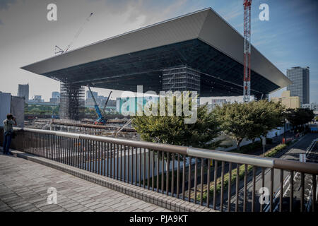 Tokio, Japan. 05 Sep, 2018. 05.09.2018, Tokyo, Japan: Die Baustelle des zukünftigen Schwimmstadion, die Olympischen Aquatics Center, für die Olympischen Spiele in Tokio 2020. 2 Jahre vor der nächsten Spiele, die Veranstalter präsentierten den Stand der Vorbereitungen für die Spiele der internationalen Medien. Die ultra-modernen Tokyo Bay Zone wird der Mittelpunkt der Sommerspiele. Medaillen werden in 33 Sportarten vergeben, plus Baseball/Softball, Karate, Skateboard, Sport Klettern und Surfen. Quelle: Michael Kappeler/dpa/Alamy leben Nachrichten Stockfoto