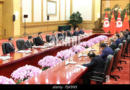 Peking, China. 5. Sep 2018. Der chinesische Präsident Xi Jinping trifft sich mit dem Premierminister Youssef in der Großen Halle des Volkes in Peking, der Hauptstadt von China, Sept. 5, 2018 Chahed. Credit: Huang Jingwen/Xinhua/Alamy leben Nachrichten Stockfoto