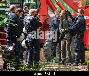 05. September 2018, Deutschland, Kerpen: Eine Umweltaktivistin wird von der Polizei gefilmt nach seiner Verhaftung. Ein paar Wochen vor einem geplanten Protokollierung im Hambacher Forst, der Energiekonzern RWE, der durch eine große Polizei unterstützt, abgeräumt Barrikaden in den Wald. Foto: Christophe Kirschtorte/dpa Stockfoto