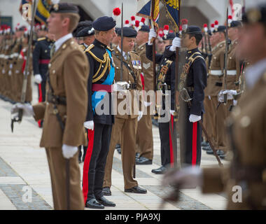 Stadt London, UK. 5. September, 2018. Die königliche Regiment von Füsilieren, üben ihre Rechte durch die Square Mile als einer der Stadt London privilegierten Regimenter bis März ihr 50-jähriges Jubiläum zu feiern. Diese Berechtigungen ermöglichen das Regiment seine Rechte durch die Stadt bis März mit Trommeln schlagen, Farben Fliegen und Bajonette in einer Parade von der Tower von London an der Guildhall behoben. Oberst in Chief seine Königliche Hoheit, der Herzog von Kent prüft das Regiment bei Guildhall Yard in der Londoner City. Credit: Malcolm Park/Alamy Leben Nachrichten. Stockfoto