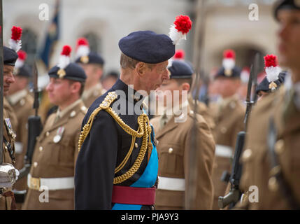 Stadt London, UK. 5. September, 2018. Die königliche Regiment von Füsilieren, üben ihre Rechte durch die Square Mile als einer der Stadt London privilegierten Regimenter bis März ihr 50-jähriges Jubiläum zu feiern. Diese Berechtigungen ermöglichen das Regiment seine Rechte durch die Stadt bis März mit Trommeln schlagen, Farben Fliegen und Bajonette in einer Parade von der Tower von London an der Guildhall behoben. Oberst in Chief seine Königliche Hoheit, der Herzog von Kent prüft das Regiment bei Guildhall Yard in der Londoner City. Credit: Malcolm Park/Alamy Leben Nachrichten. Stockfoto