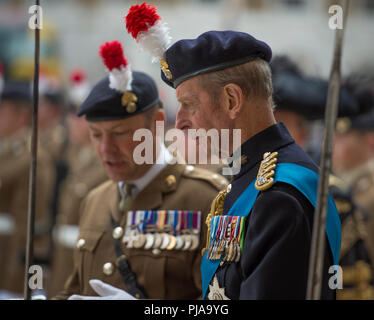 Stadt London, UK. 5. September, 2018. Die königliche Regiment von Füsilieren, üben ihre Rechte durch die Square Mile als einer der Stadt London privilegierten Regimenter bis März ihr 50-jähriges Jubiläum zu feiern. Diese Berechtigungen ermöglichen das Regiment seine Rechte durch die Stadt zu marschieren. Oberst in Chief seine Königliche Hoheit, der Herzog von Kent prüft das Regiment bei Guildhall Yard in der City von London, durch Oberstleutnant Jeremy Lamm MC, Kommandierender Offizier der 1.BATAILLON begleitet. Credit: Malcolm Park/Alamy Leben Nachrichten. Stockfoto