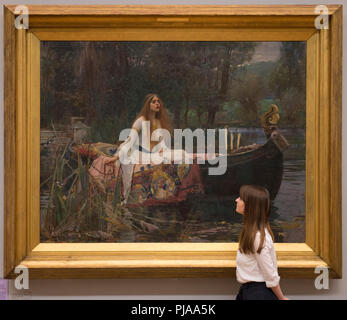 Tate Britain, London, UK. 5. September, 2018. Tate Britain Personal mit John William Waterhouse der Lady von Shalott 1888 die Einführung eines neuen großen Ausstellung in der National Gallery von Australien zu markieren. Über 40 Werke aus der Sammlung des Tate Britain von pre-raphaelite Kunst an der National Gallery von Australien im Dezember für eine neue große Ausstellung ausgeliehen werden. Credit: Malcolm Park/Alamy Leben Nachrichten. Stockfoto