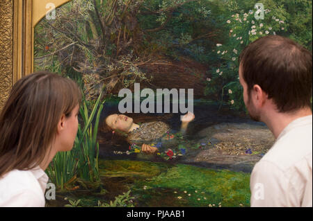 Tate Britain, London, UK. 5. September, 2018. Tate Britain Personal mit John Everett Millais' Ophelia 1851 - 52 an der Einführung eines neuen großen Ausstellung in der National Gallery von Australien. Über 40 Werke aus der Sammlung des Tate Britain von pre-raphaelite Kunst an der National Gallery von Australien im Dezember für eine neue große Ausstellung ausgeliehen werden. Credit: Malcolm Park/Alamy Leben Nachrichten. Stockfoto