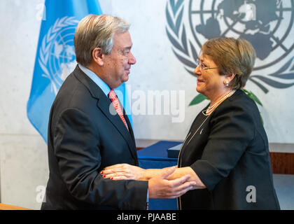 New York, USA, 5. September 2018. Der ehemalige chilenische Präsident Michele Bachelet wird vom Generalsekretär der Vereinten Nationen, Antonio Guterres nach dem Hohen UN-Kommissar für Menschenrechte in einer Zeremonie im Hauptquartier der Vereinten Nationen in New York City ernannt begrüßt. Credit: Enrique Ufer/Alamy leben Nachrichten Stockfoto