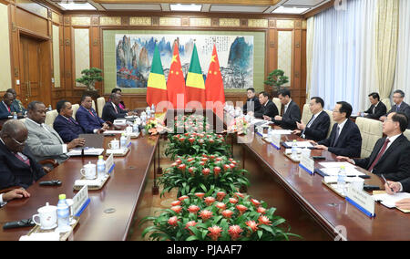 Peking, China. 5. Sep 2018. Chinesische Ministerpräsident Li Keqiang trifft mit dem Präsidenten der Republik Kongo, Denis Sassou Nguesso in Peking, der Hauptstadt von China, Sept. 5, 2018. Credit: Pang Xinglei/Xinhua/Alamy leben Nachrichten Stockfoto