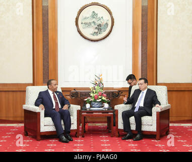 Peking, China. 5. Sep 2018. Chinesische Ministerpräsident Li Keqiang trifft Premierminister von Sao Tome und Principe Patrice Trovoada in Peking, der Hauptstadt von China, Sept. 5, 2018. Credit: Pang Xinglei/Xinhua/Alamy leben Nachrichten Stockfoto