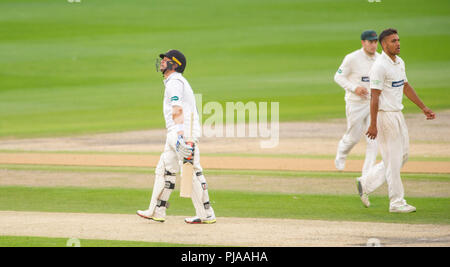 Hove Großbritannien 5. September 2018 - Harry Finch von Sussex ist Lbw für 35 Läuft das Bowling von Ben Mike von Leicestershire am zweiten Tag der Specsavers County Championship Division zwei Cricket Match an der 1. zentralen County Boden in Hove Kredit entlassen: Simon Dack/Alamy leben Nachrichten Stockfoto