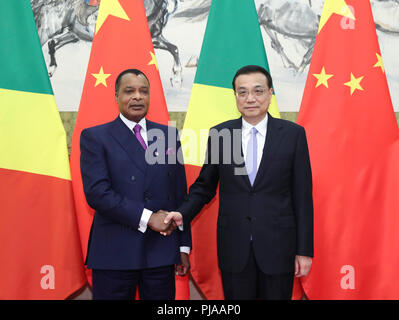 Peking, China. 5. Sep 2018. Chinesische Ministerpräsident Li Keqiang (R) trifft mit dem Präsidenten der Republik Kongo, Denis Sassou Nguesso in Peking, der Hauptstadt von China, Sept. 5, 2018. Credit: Pang Xinglei/Xinhua/Alamy leben Nachrichten Stockfoto