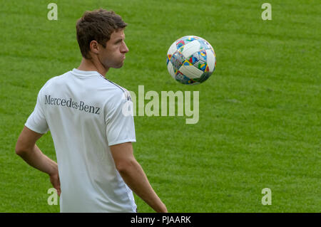 05. September 2018, Deutschland, München: Thomas Mueller aus Deutschland beteiligt sich im letzten Training der Deutschen Fußball-Nationalmannschaft. Der Deutsche Fußball-Bund wird die Nationalmannschaft von Frankreich am 6. September 2018 treffen. Foto: Peter Kneffel/dpa Stockfoto