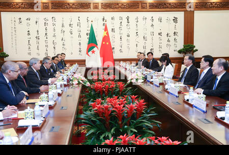 Peking, China. 5. Sep 2018. Wang Yang, der Vorsitzende der Chinese People's Political Consultative Conference National Committee, trifft sich mit algerische Premierminister Ahmed Ouyahia in Peking, der Hauptstadt von China, Sept. 5, 2018. Credit: Yao Dawei/Xinhua/Alamy leben Nachrichten Stockfoto