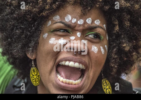 Sao Paulo, Brasilien. 5. Sep 2018. High School Studenten in Sao Paulo in den offenen Raum des Masp (Museum für Sakrale Kunst von Sao Paulo), in Paulista Avenue, Central Region demonstrieren. Die Kosten für die Aufhebung der High School Reform, Verbesserungen in den staatlichen Schulen und in 93 Technischen Schulen (ETEC) Credit: Cris Fafa/ZUMA Draht/Alamy leben Nachrichten Stockfoto