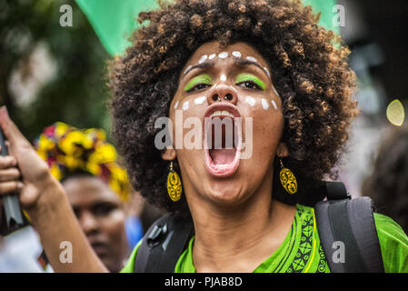 Sao Paulo, Brasilien. 5. Sep 2018. High School Studenten in Sao Paulo in den offenen Raum des Masp (Museum für Sakrale Kunst von Sao Paulo), in Paulista Avenue, Central Region demonstrieren. Die Kosten für die Aufhebung der High School Reform, Verbesserungen in den staatlichen Schulen und in 93 Technischen Schulen (ETEC) Credit: Cris Fafa/ZUMA Draht/Alamy leben Nachrichten Stockfoto