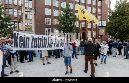 05. September 2018, Deutschland, Hamburg: Teilnehmer des 'MErkel muss weg!" (Merkel muss gehen!) Rallye bis ein Banner lesen' kein Eintrag für Terrorismus" am Gänsemarkt. Foto: Markus Scholz/dpa Stockfoto