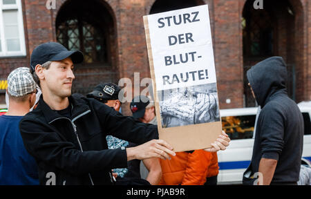 05. September 2018, Deutschland, Hamburg: ein Teilnehmer des 'MErkel muss weg!" (Merkel muss gehen!) Rally hält ein Schild mit der Aufschrift "Sturz der Blutraute'. Foto: Markus Scholz/dpa Stockfoto