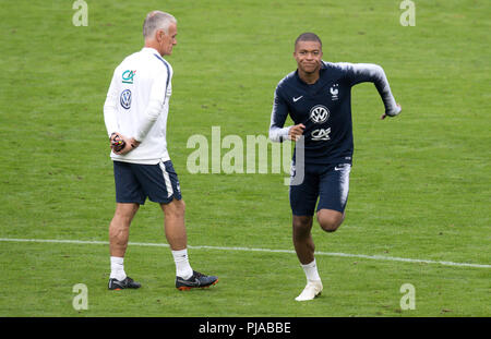 05. September 2018, Deutschland, München: Trainer Didier Deschamps (L) aus Frankreich und Kylian mbappe an der letzten Schulung teilnehmen. Die Deutsche Nationalmannschaft wird gegen die Nationalmannschaft von Frankreich am 6. September 2018 spielen. Foto: Sven Hoppe/dpa Stockfoto