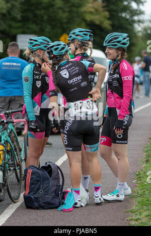 Kilkenny, Irland. 5. September 2018. Reiter aus Cycle Team Onform sind Sie bereit, vor dem Start der 2018 Ras na mban von Springhill Court Hotel, Kilkenny, Irland Quelle: Damian Conway/Alamy leben Nachrichten Stockfoto