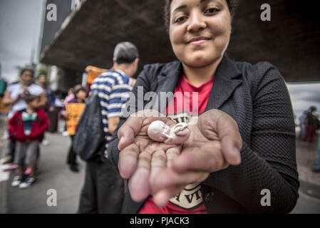 Sao Paulo, Brasilien. 5. Sep 2018. Frau hält einen Kunststoff baby Fetus. Protest gegen die Abtreibung in Sao Paulo. STF statt der erste Tag der öffentlichen Anhörungen über die Entkriminalisierung der Abtreibung bis zur 12. Woche der Schwangerschaft im letzten Monat. Mehr als 75 Prozent der Brasilianer nicht möchten, dass Abtreibung gegen diskriminiert werden. Credit: Cris Fafa/ZUMA Draht/Alamy leben Nachrichten Stockfoto