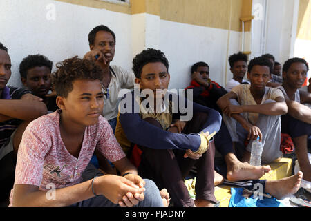 Tripolis. 5. Sep 2018. Illegale Migranten sitzen, Ganzour Tierheim nach aus einem anderen Tierheim wegen Auseinandersetzungen in Tripolis, Libyen, Sept. 5, 2018 auf der Airport Road übertragen werden. Die UN-Mission in Libyen (UNSMIL) am Dienstag bekannt gegeben, dass die kämpfenden Parteien in der Hauptstadt Tripolis ein UN-Abkommen unterzeichnet haben - gefördert Die heftige Kämpfe in der Stadt zu Ende. Quelle: Xinhua/Alamy leben Nachrichten Stockfoto