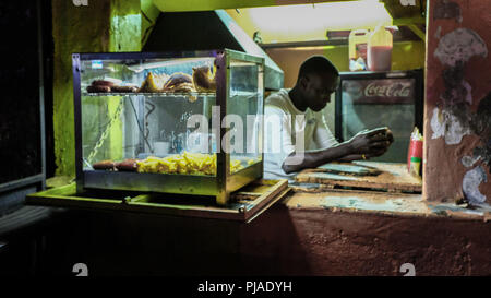 Nairobi, Kenia. 23 Mär, 2018. Ein junger Mann in seinem kleinen Laden entlang der Straßen der Slums Kibera Kibera gesehen ist einer von Afrikas größten Slums in Ostafrika, Kenia befindet. Credit: Donwilson Odhiambo/SOPA Images/ZUMA Draht/Alamy leben Nachrichten Stockfoto