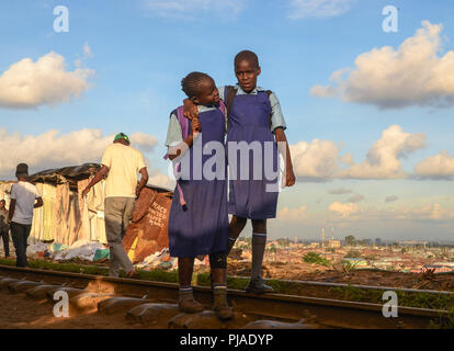 Nairobi, Kenia. 28. März, 2018. Kleine Mädchen gesehen zurück nach Hause bei Rail Truck nach der Schule in Kibera. Kibera ist einer der größten Slums in Afrika Ostafrika, Kenia befindet. Credit: Donwilson Odhiambo/SOPA Images/ZUMA Draht/Alamy leben Nachrichten Stockfoto