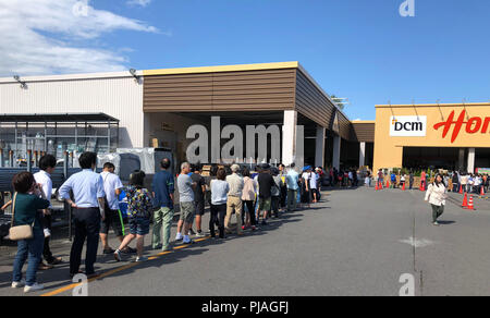 Hokkaido, Japan. 6. Sep 2018. Die Leute Schlange vor einem Supermarkt nach einem Erdbeben in Datum, Hokkaido, Japan, Sept. 6, 2018. Ein Erdbeben der Stärke 6,9 - Hit in Japan in der Präfektur Hokkaido am Donnerstag. Credit: Deng Min/Xinhua/Alamy leben Nachrichten Stockfoto