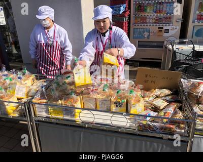 Hokkaido, Japan. 6. Sep 2018. Shop Mitarbeiter verkaufen Brot im Freien nach einem Erdbeben in Datum, Hokkaido, Japan, Sept. 6, 2018. Ein Erdbeben der Stärke 6,9 - Hit in Japan in der Präfektur Hokkaido am Donnerstag. Credit: Deng Min/Xinhua/Alamy leben Nachrichten Stockfoto