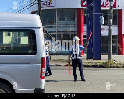 Hokkaido, Japan. 6. Sep 2018. Ein Polizist leitet Datenverkehr nach einem Erdbeben in Datum, Hokkaido, Japan, Sept. 6, 2018. Ein Erdbeben der Stärke 6,9 - Hit in Japan in der Präfektur Hokkaido am Donnerstag. Credit: Deng Min/Xinhua/Alamy leben Nachrichten Stockfoto