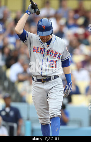 Los Angeles, CA, USA. 5. Sep 2018. New York Mets Third Baseman Todd Frazier (21) wird versucht, seine bat zu werfen nach dem Markanten mit refrains im Spiel gegen die New York Mets und die Los Angeles Dodgers am 5. August 2018, im Dodger Stadium Los Angeles, CA. (Foto von Peter Joneleit) Credit: Csm/Alamy leben Nachrichten Stockfoto