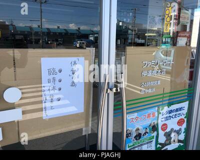 Hokkaido, Japan. 6. Sep 2018. Ein Schild mit der Aufschrift 'Service wegen Stromausfall' ausgesetzt ist auf den Eingang eines Convenience Store nach einem Erdbeben in Datum, Hokkaido, Japan, Sept. 6, 2018 veröffentlicht. Ein Erdbeben der Stärke 6,9 - Hit in Japan in der Präfektur Hokkaido am Donnerstag. Credit: Deng Min/Xinhua/Alamy leben Nachrichten Stockfoto