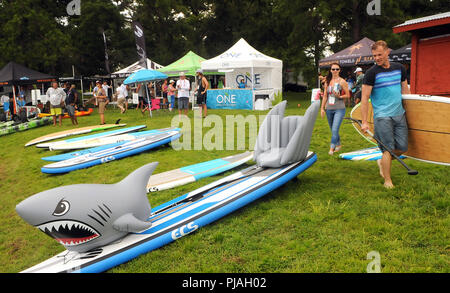 Orlando, Florida, USA. September 5, 2018 - Orlando, Florida, United States - Menschen nehmen an der Surf Expo am 5. September 2018 auf Bill Frederick Park an die Türkei See in Orlando, Florida. (Paul Hennessy/Alamy) Credit: Paul Hennessy/Alamy leben Nachrichten Stockfoto